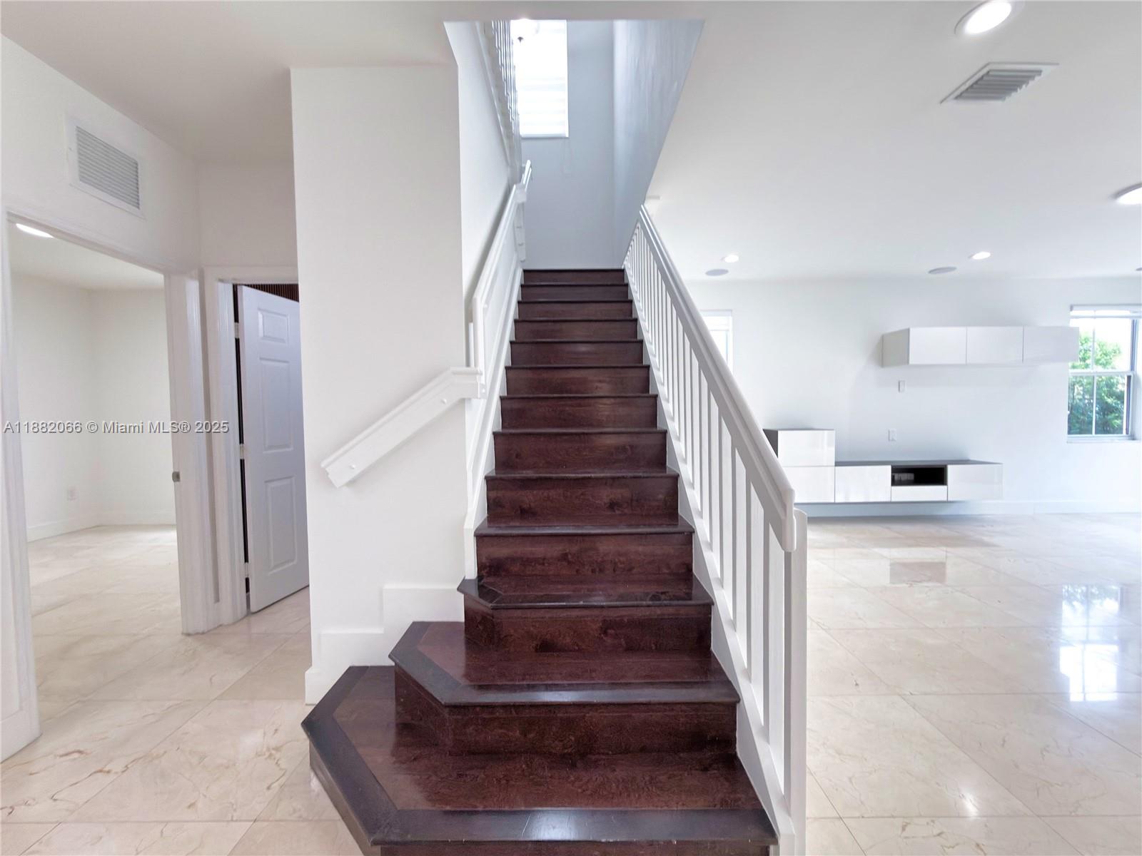 VINTAGE ESTATES - Residential