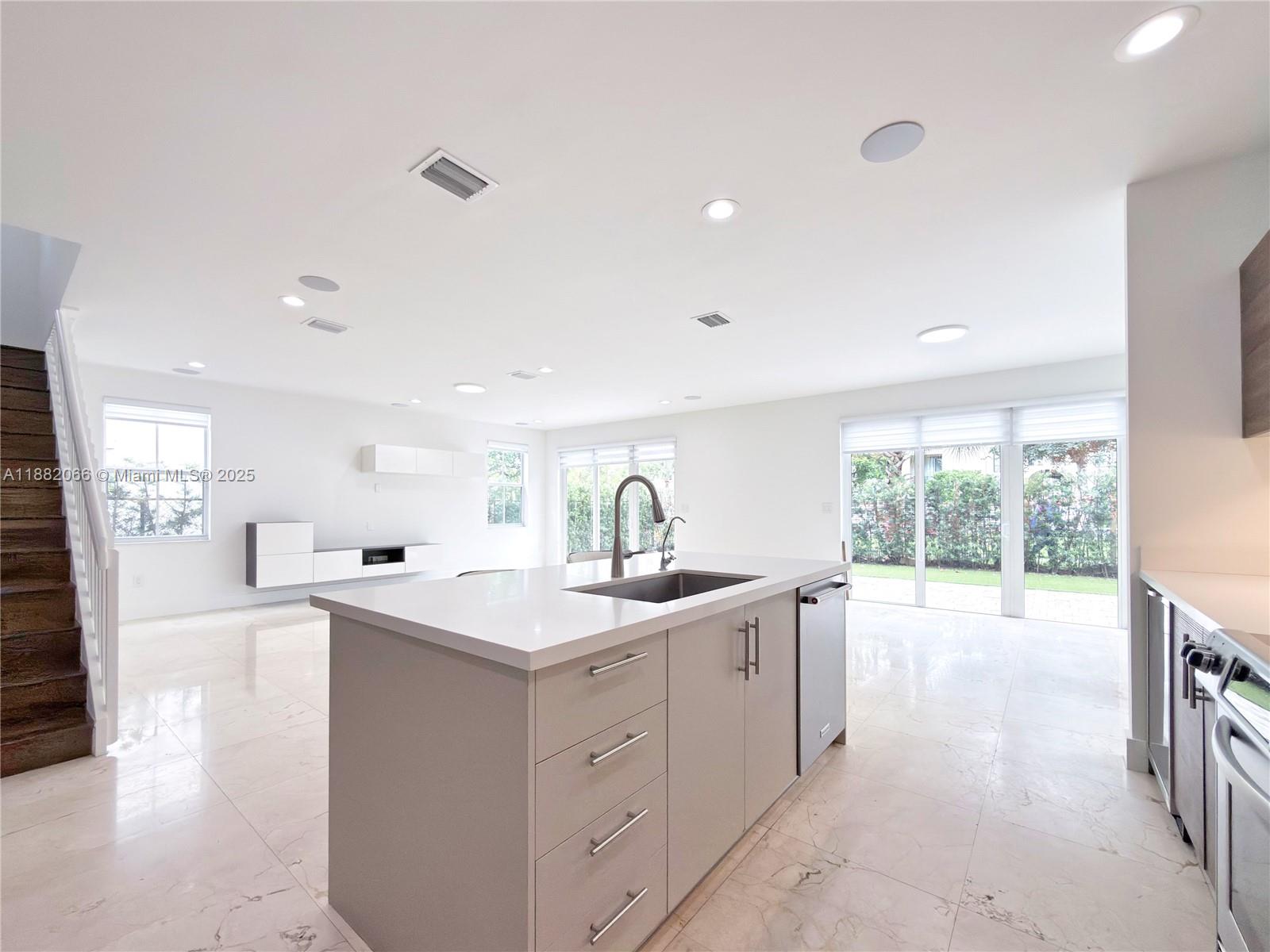 VINTAGE ESTATES - Residential