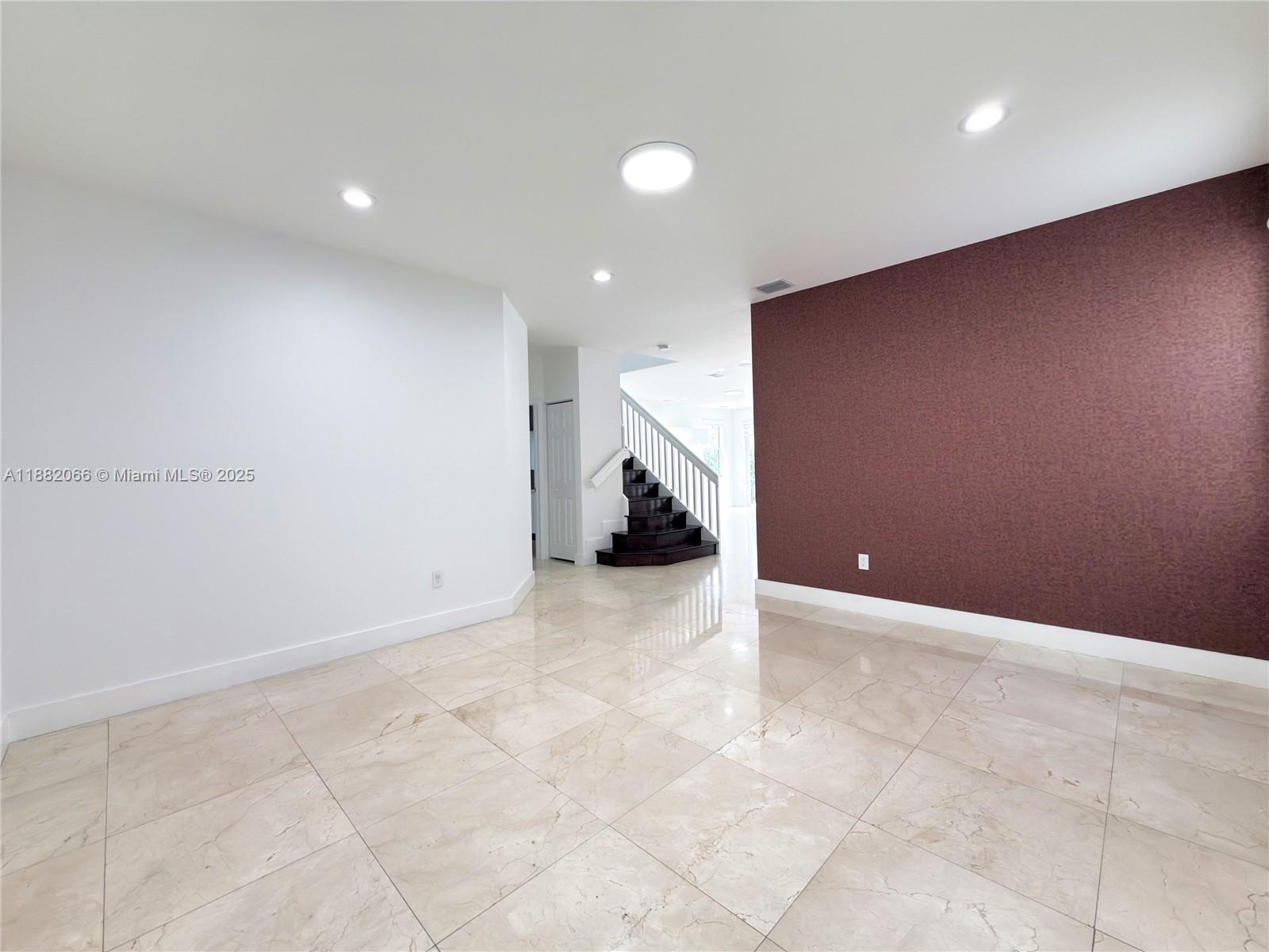 VINTAGE ESTATES - Residential