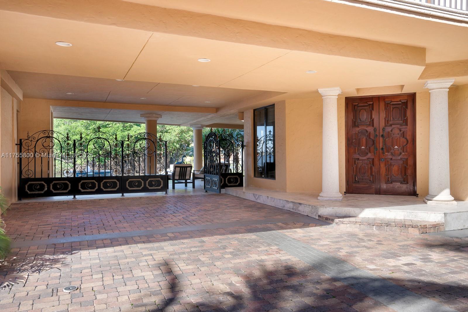 CLOISTERS ON THE BAY COND - Residential
