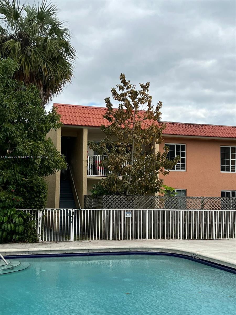 Unique opportunity, excellent location, ground floor property, no carpets, and a large patio. Rarely do you find something like this, ideal for investors or someone looking for a house-style apartment. The air conditioning is new, the kitchen is remodeled, and there's easy access to the pool area and gym. Truly, it's the only apartment with these features.