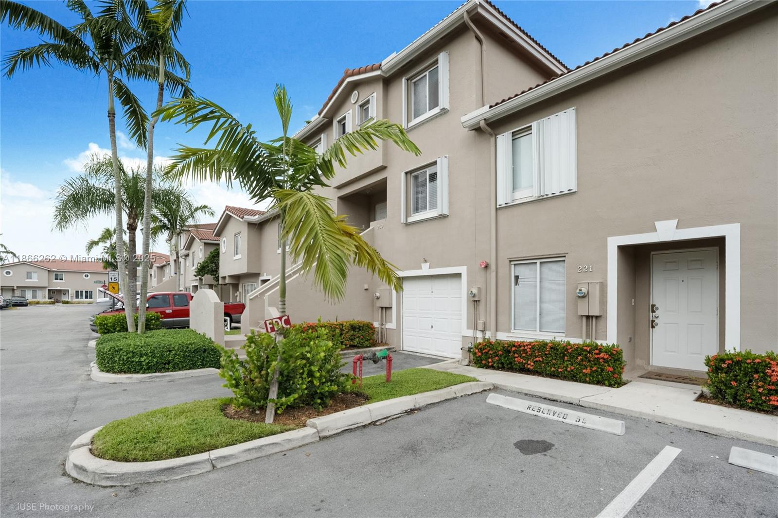 Enjoy this beautiful and comfortable townhouse located in City of Weston featuring 2 bedrooms, 2.5 bathrooms with a private patio overlooking a breathtaking view of the lake surrounded by luxury living style. This property offers an open concept for living and dining area immerse in natural light and modern kitchen with updated appliances. Conveniently located near shopping, dining, major highways for easy commuting, professional golf court and villages of entertainment.