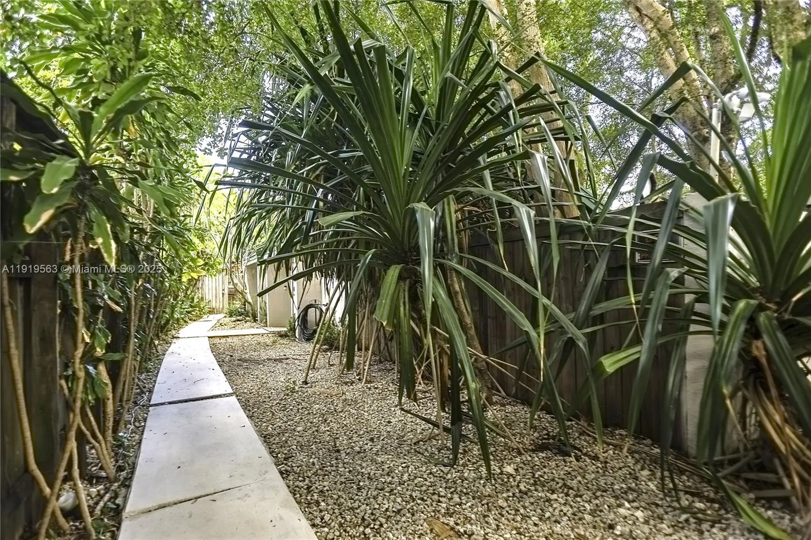 Miami, Florida 33133, United States, 2 Bedrooms Bedrooms, ,2 BathroomsBathrooms,Residential,Active,248972