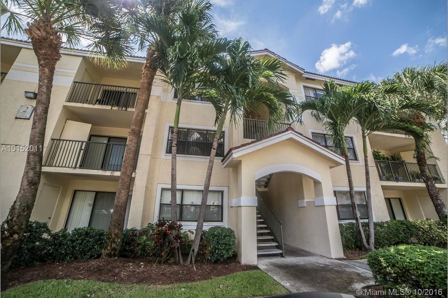 Look no further. Cozy 1 bedroom apartment in the heart of Hollywood located in Hollywood Parc. Resort style community with pool, tennis courts, exercise room, club house, lush landscaping and more. Be close to all the action. Minutes to shopping, dinning, entertainment, the beach and more. This unit will not last. Easy to show!!