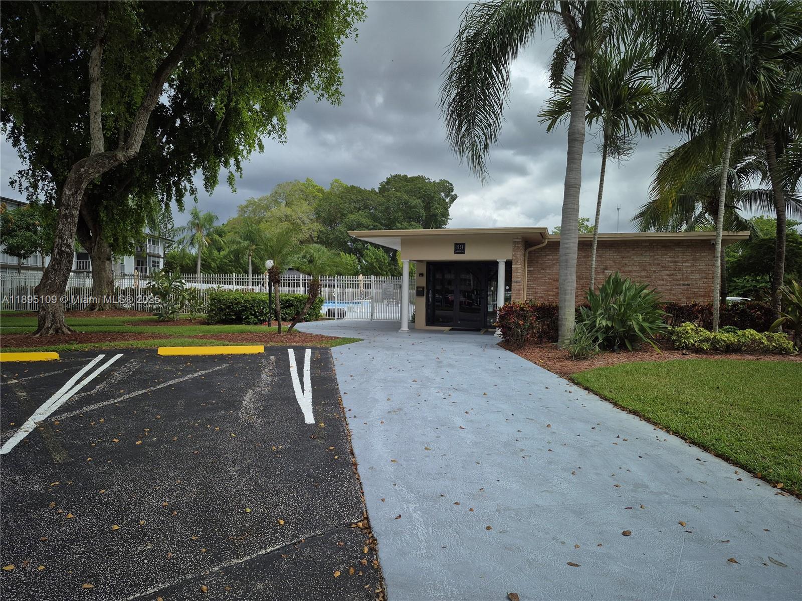 HILLCREST COUNTRY CLUB AP - Residential