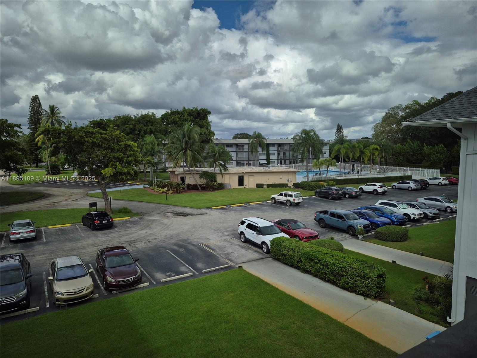 HILLCREST COUNTRY CLUB AP - Residential