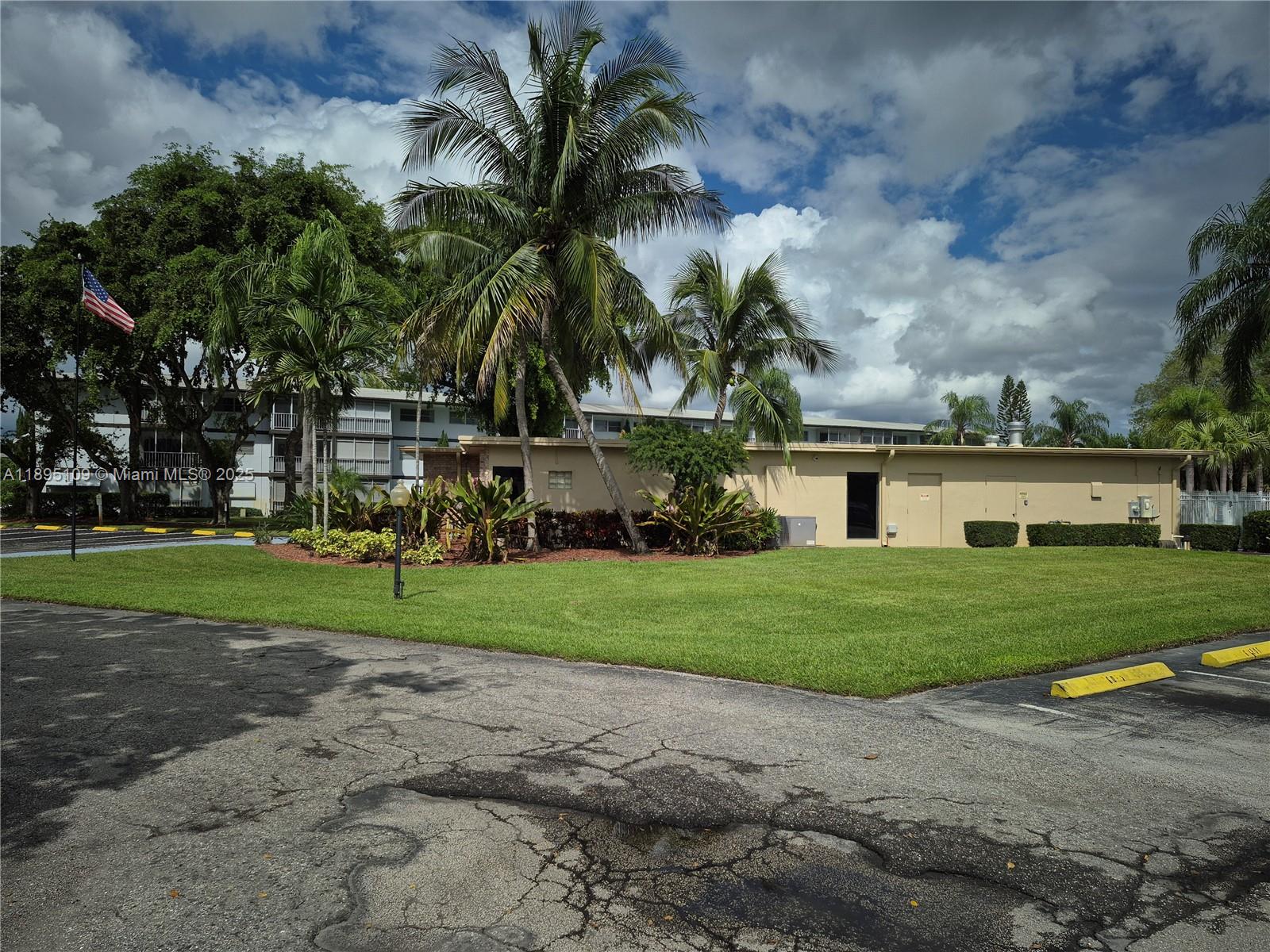 HILLCREST COUNTRY CLUB AP - Residential