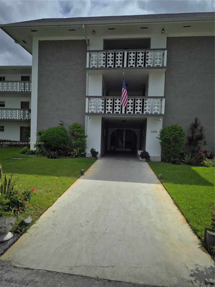 HILLCREST COUNTRY CLUB AP - Residential