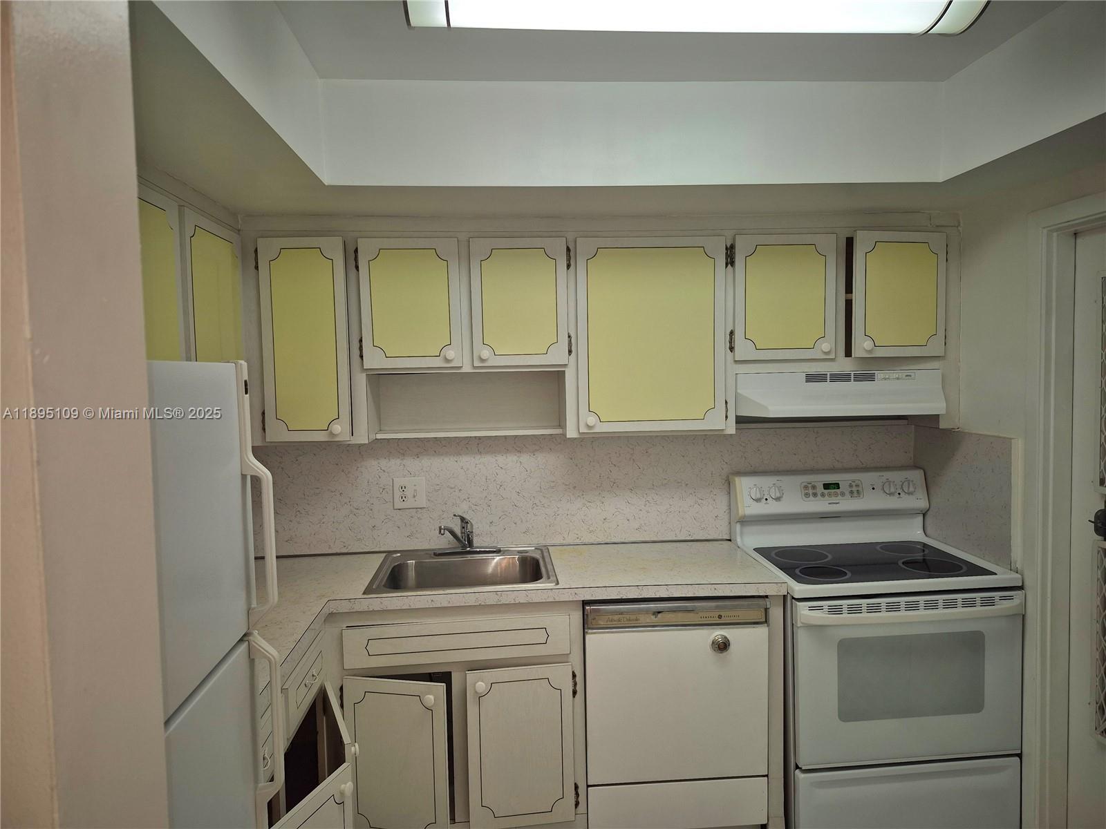 HILLCREST COUNTRY CLUB AP - Residential