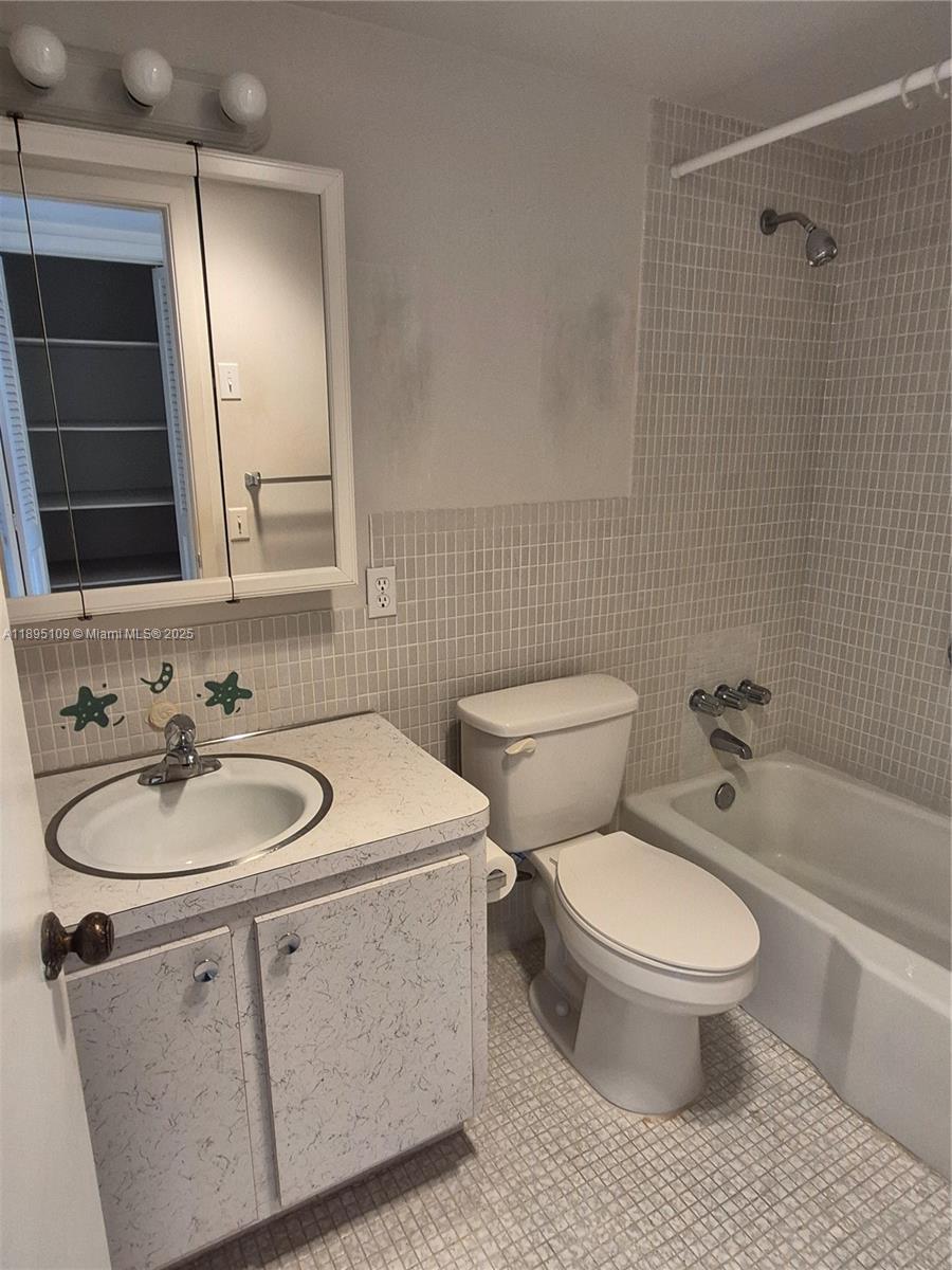 HILLCREST COUNTRY CLUB AP - Residential