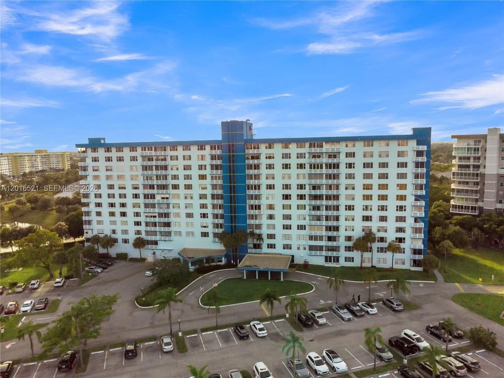 Photo of 4001 Hillcrest Dr #812, Hollywood, FL 33021 (MLS # A12016521)