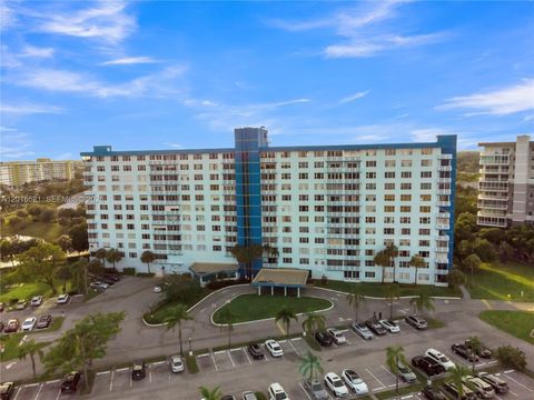 Photo of 4001 Hillcrest Dr #812, Hollywood, FL 33021 (MLS # A12016521)