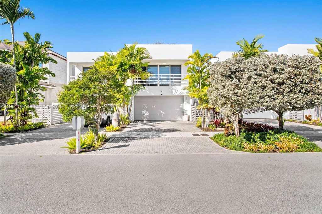 Photo of 811 NE 17th Way, Fort Lauderdale, FL 33304 (MLS # A11961190)