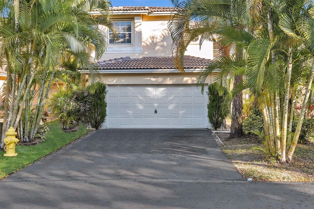 Photo of 9847 Fairway Cove Ln #9847, Plantation, FL 33324 (MLS # A11351676)
