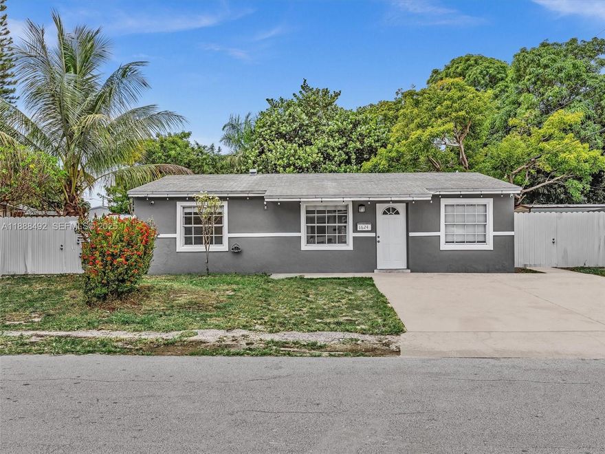 This spacious 3-bed, 2-bath home in the heart of Hollywood is perfect for homeowners or investors! Just minutes from the beach, Gulfstream, Hard Rock, restaurants, and top attractions. Featuring a large family room and a huge backyard, it’s ideal for entertaining. The property offers ample parking for cars, trucks, boats, and trailers. Don’t miss this incredible opportunity in a prime location!