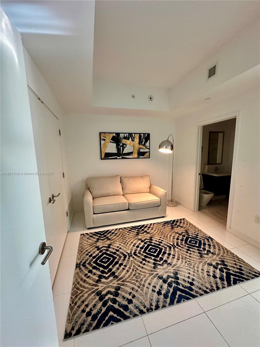 PARAMOUNT MIAMI WORLDCENT - Residential Lease