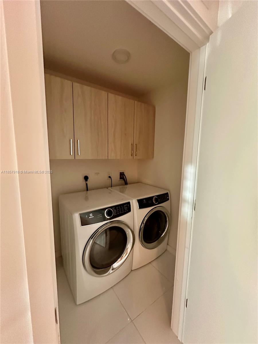 PARAMOUNT MIAMI WORLDCENT - Residential Lease