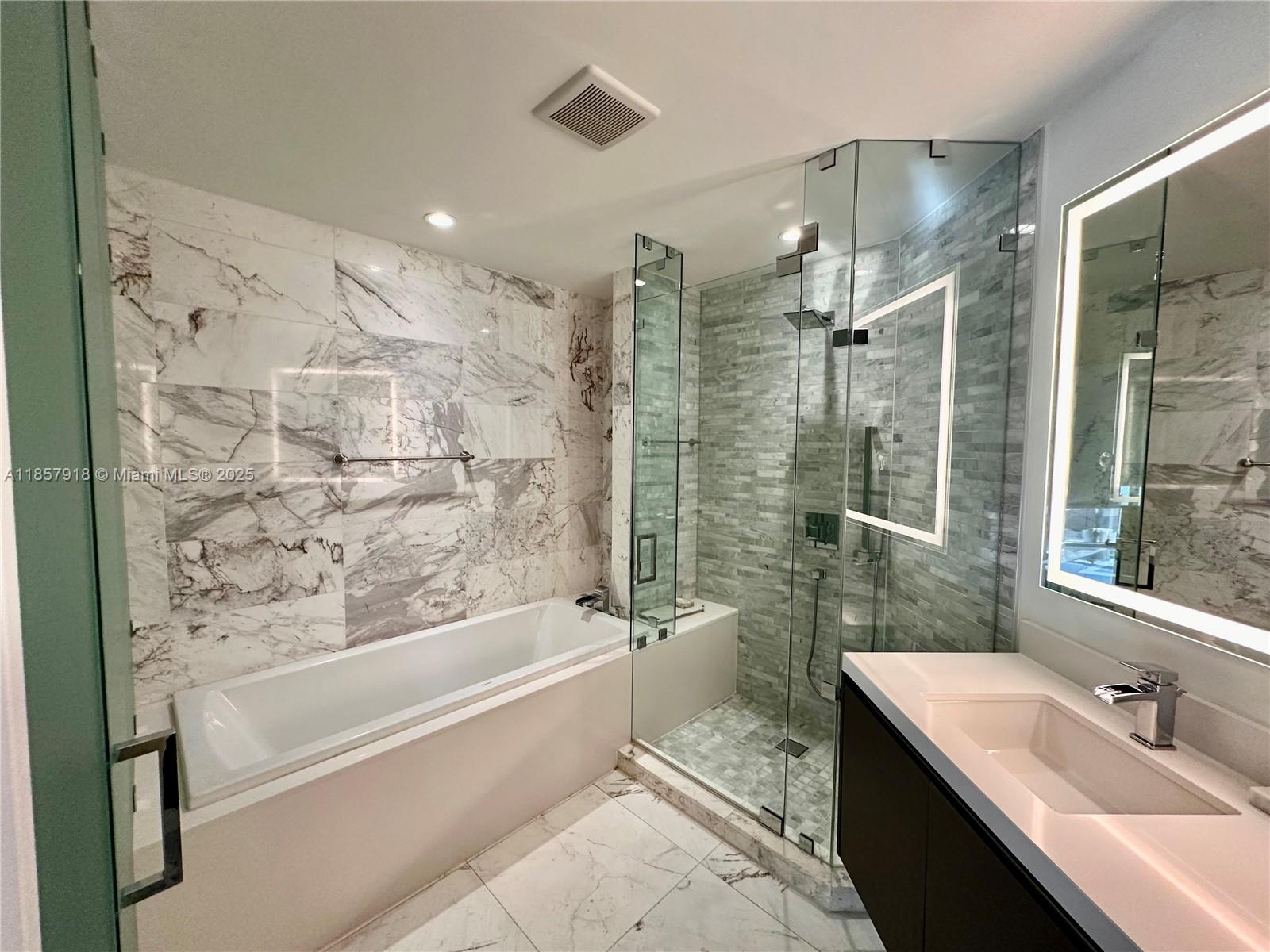 PARAMOUNT MIAMI WORLDCENT - Residential Lease