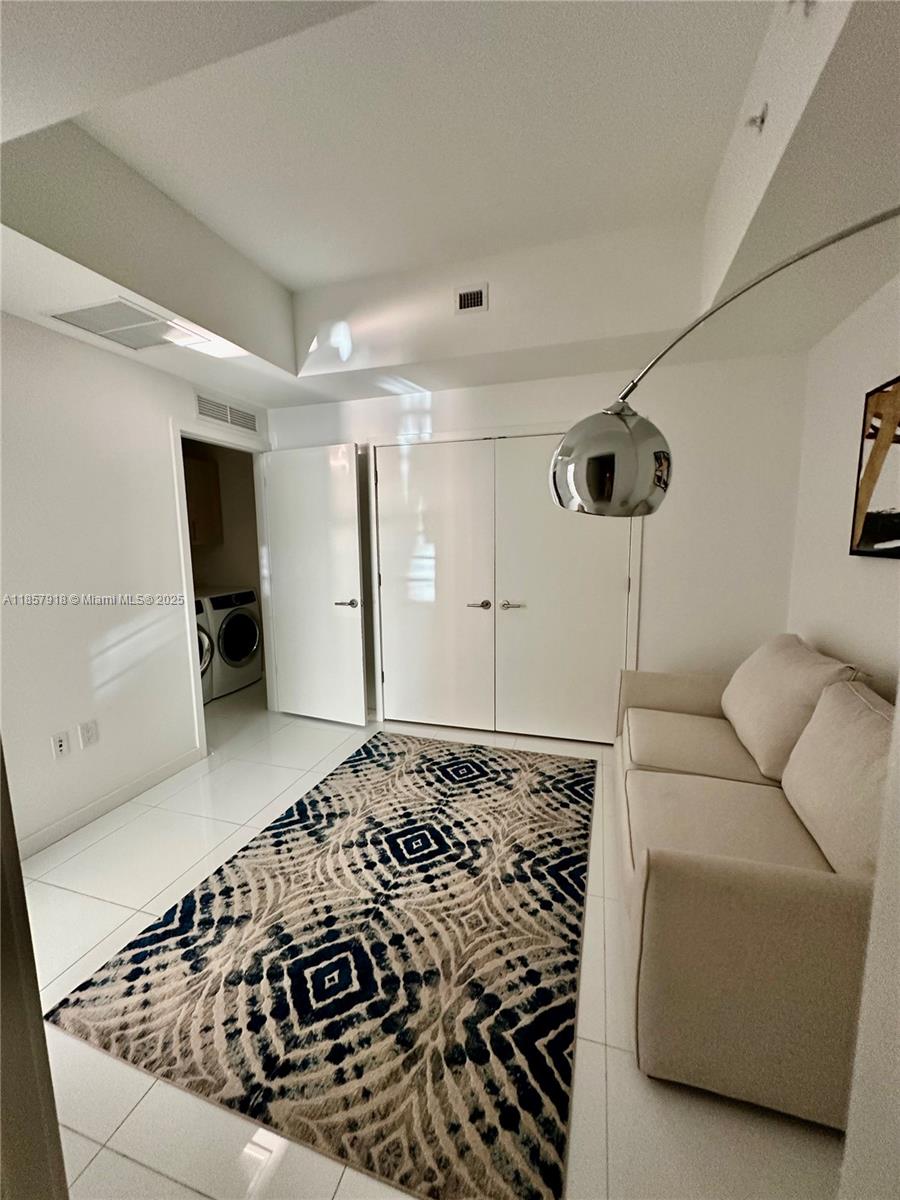 PARAMOUNT MIAMI WORLDCENT - Residential Lease