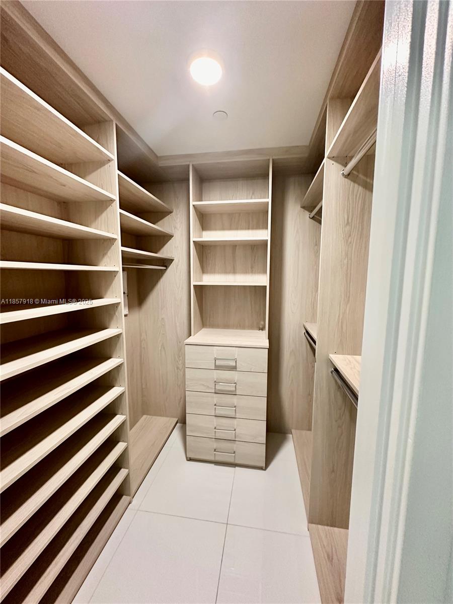 PARAMOUNT MIAMI WORLDCENT - Residential Lease