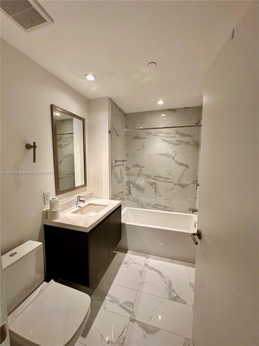 PARAMOUNT MIAMI WORLDCENT - Residential Lease