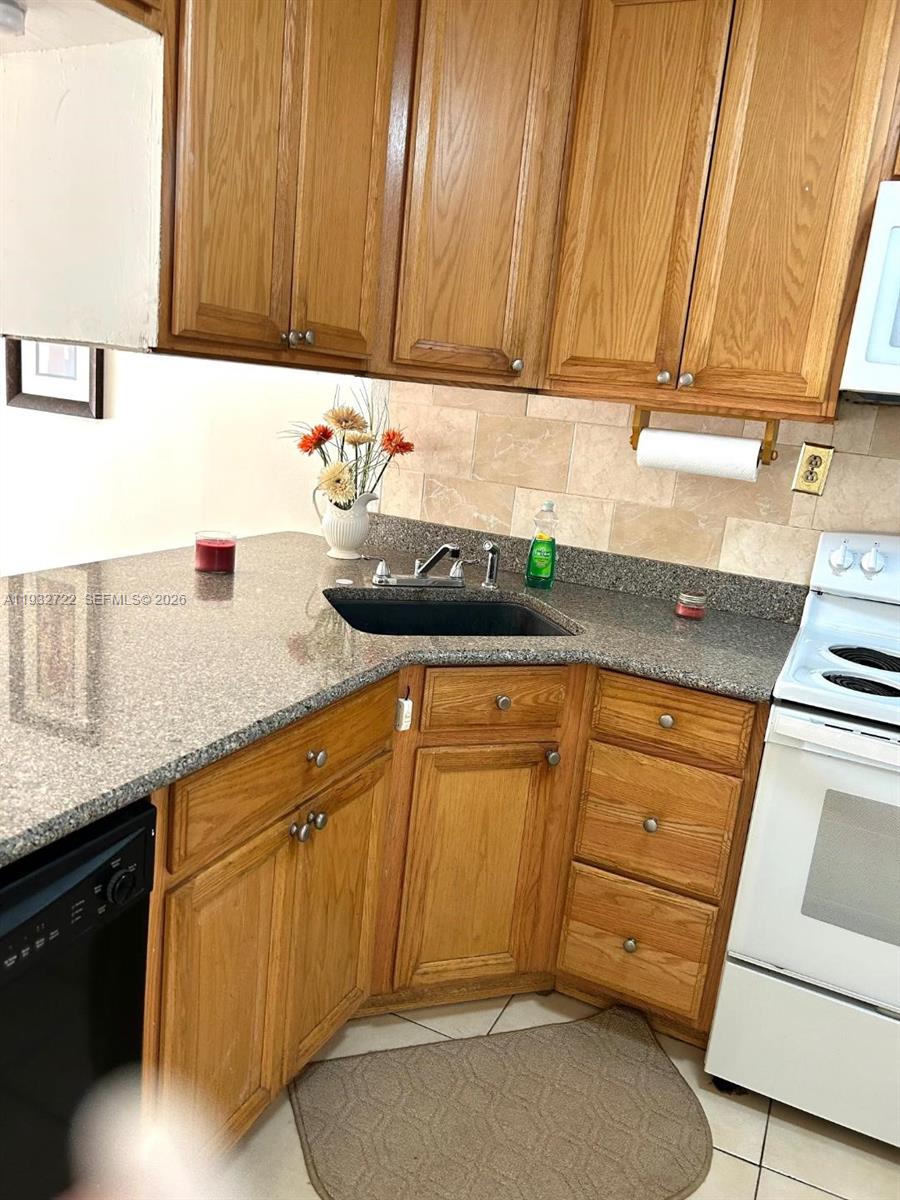 CORAL REEF TOWNHOUSES CON - Residential