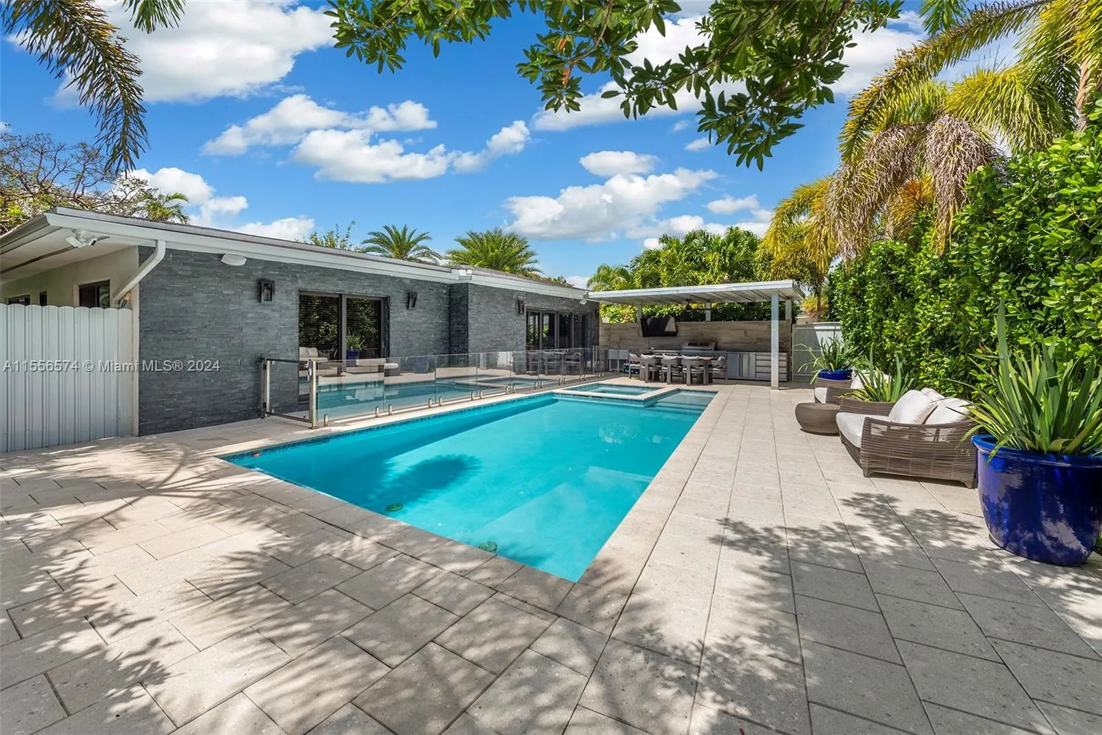 North Miami Beach, Florida 33179, United States, 4 Bedrooms Bedrooms, ,3 BathroomsBathrooms,Residential,Pending,62092