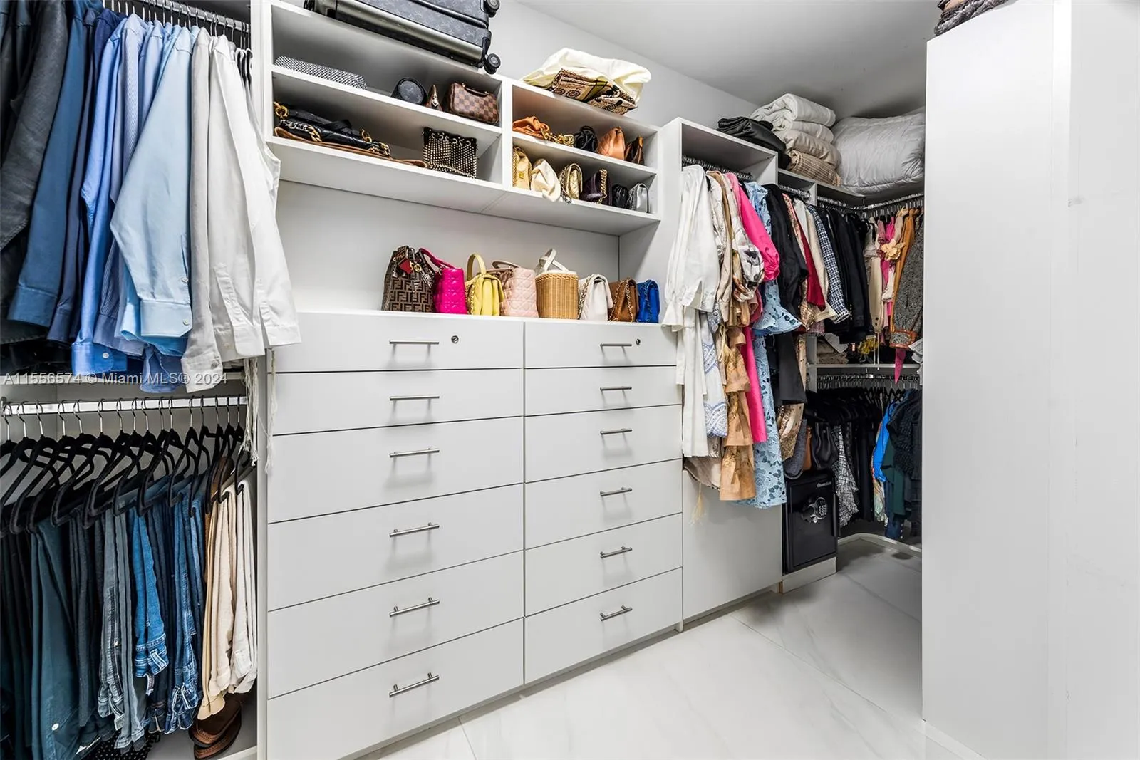 North Miami Beach, Florida 33179, United States, 4 Bedrooms Bedrooms, ,3 BathroomsBathrooms,Residential,Pending,62092