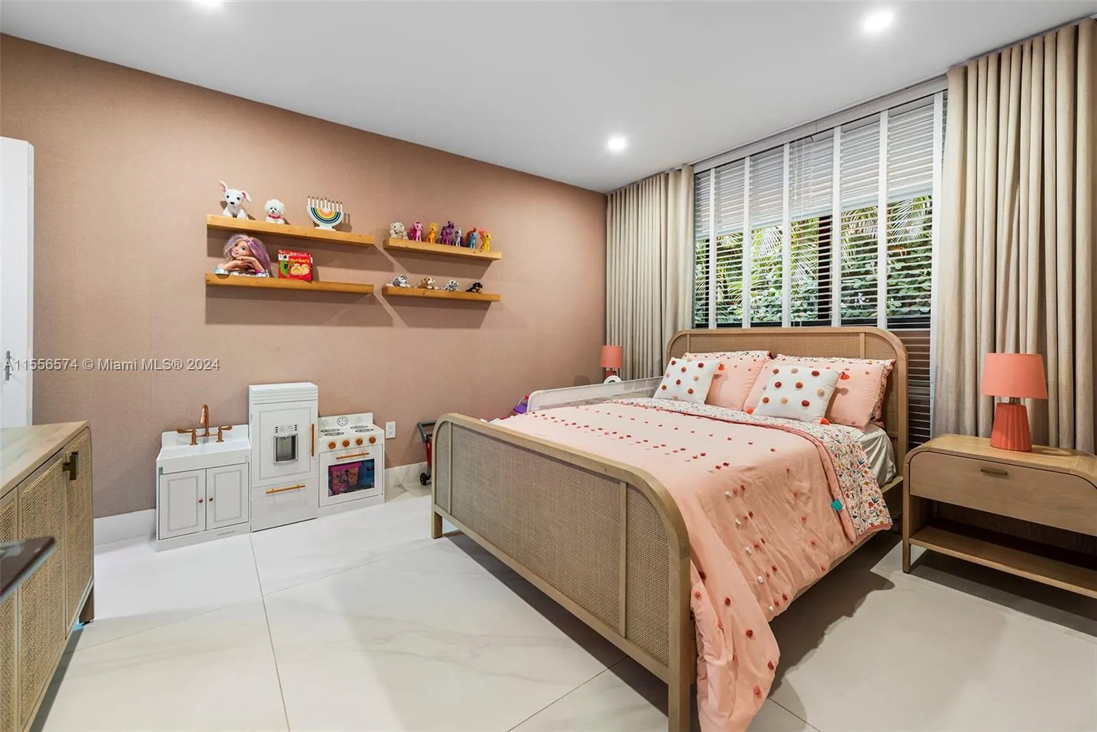 North Miami Beach, Florida 33179, United States, 4 Bedrooms Bedrooms, ,3 BathroomsBathrooms,Residential,Pending,62092