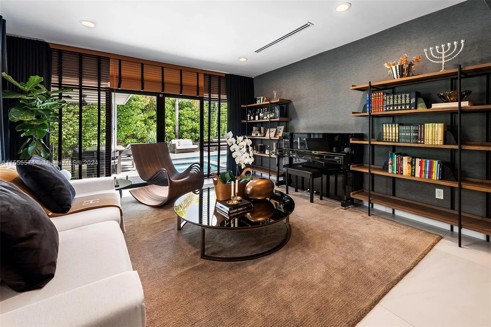 North Miami Beach, Florida 33179, United States, 4 Bedrooms Bedrooms, ,3 BathroomsBathrooms,Residential,Pending,62092