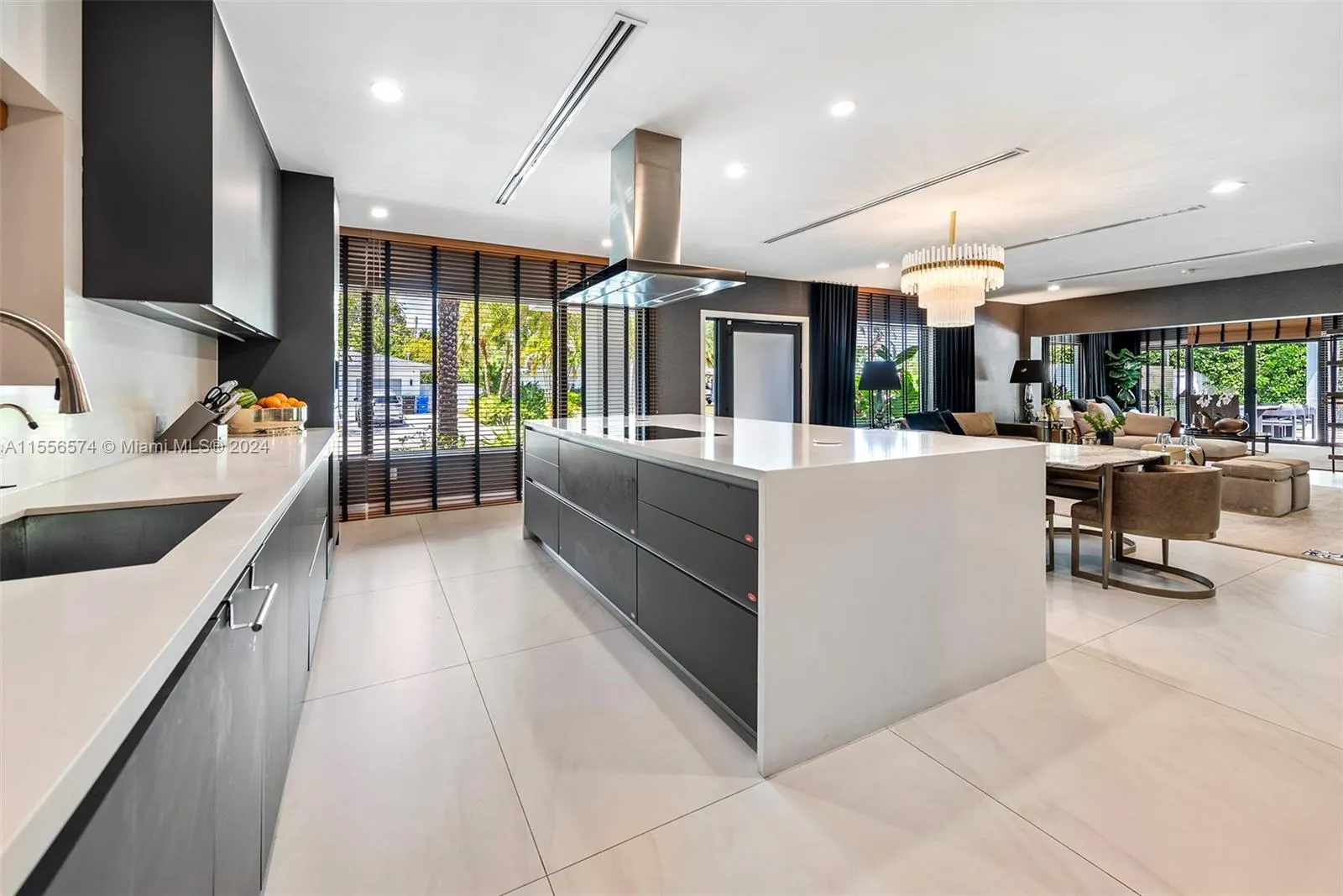 North Miami Beach, Florida 33179, United States, 4 Bedrooms Bedrooms, ,3 BathroomsBathrooms,Residential,Pending,62092