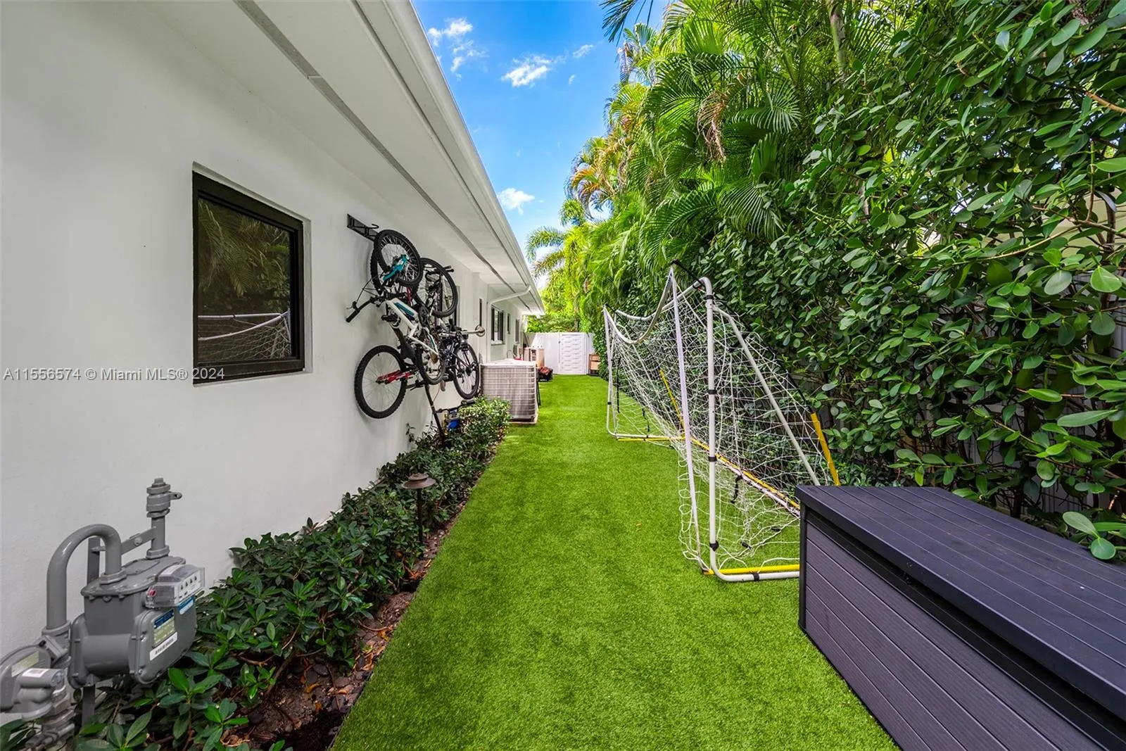 North Miami Beach, Florida 33179, United States, 4 Bedrooms Bedrooms, ,3 BathroomsBathrooms,Residential,Pending,62092