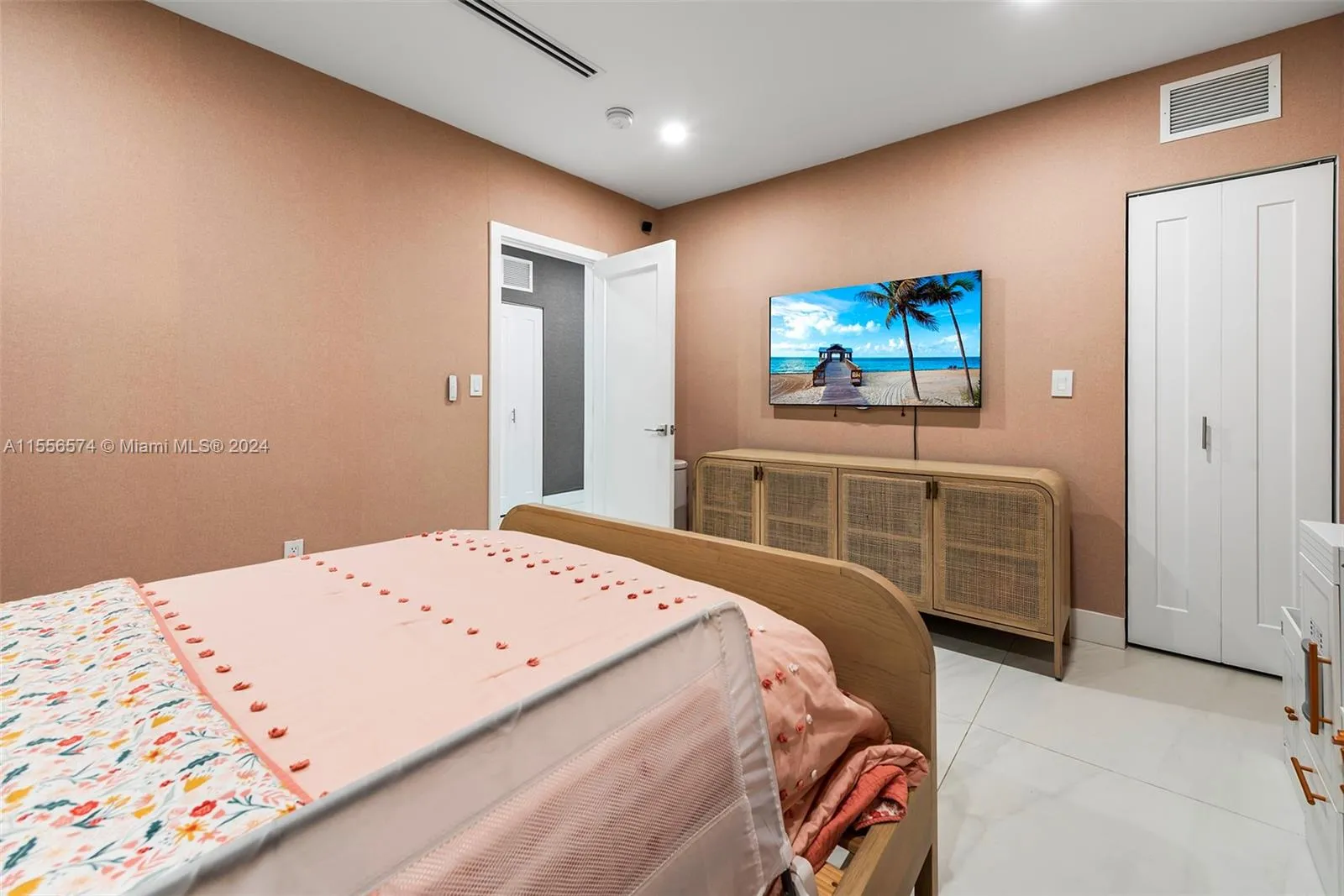 North Miami Beach, Florida 33179, United States, 4 Bedrooms Bedrooms, ,3 BathroomsBathrooms,Residential,Pending,62092