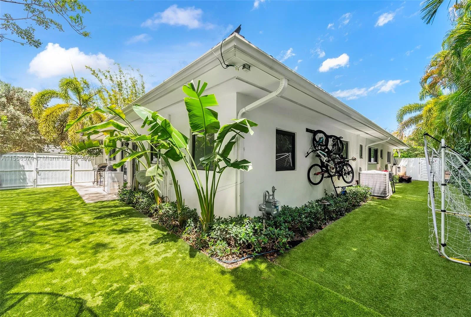 North Miami Beach, Florida 33179, United States, 4 Bedrooms Bedrooms, ,3 BathroomsBathrooms,Residential,Pending,62092