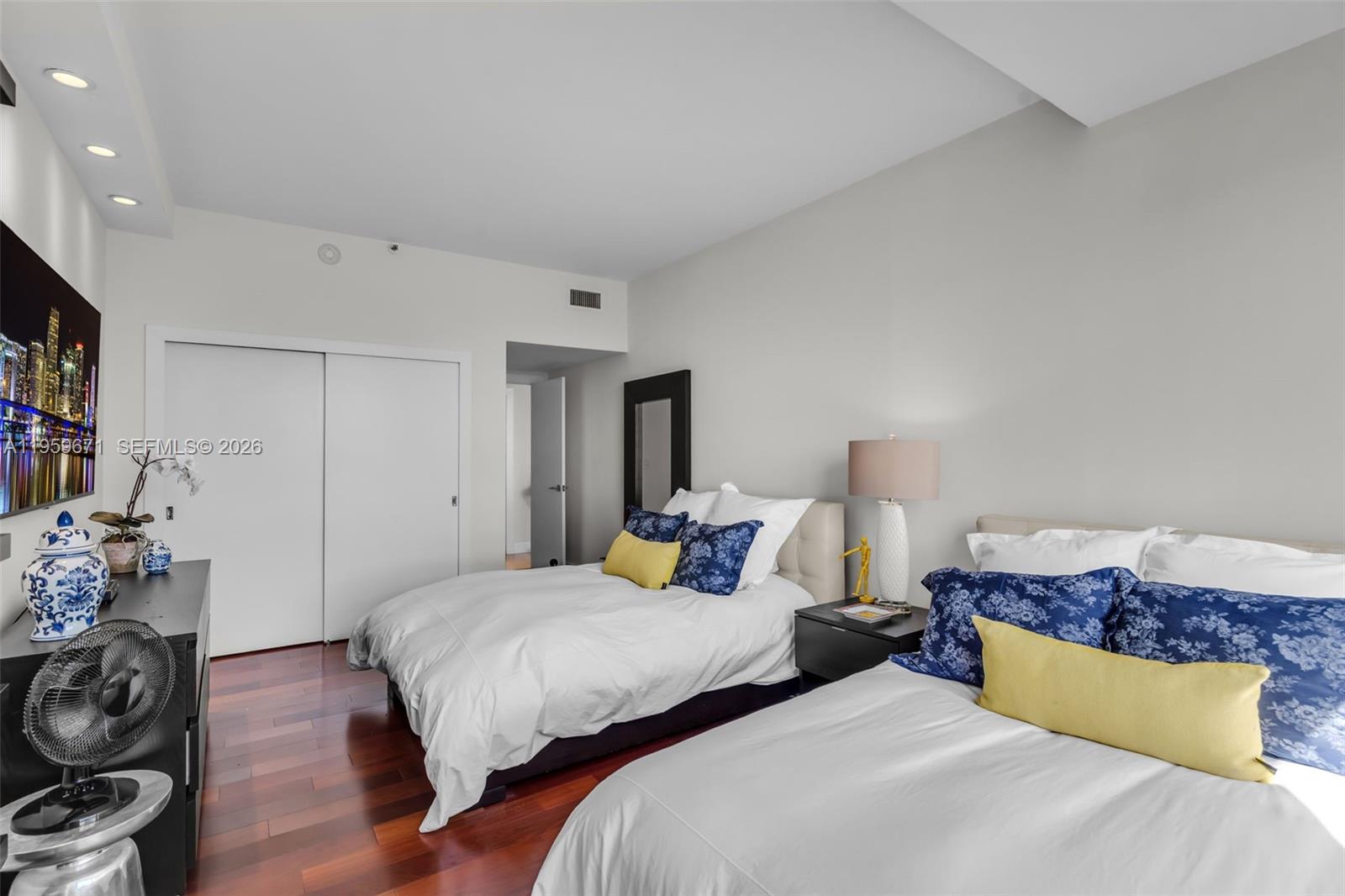 THE EMERALDBAY @ KEY COLO - Residential