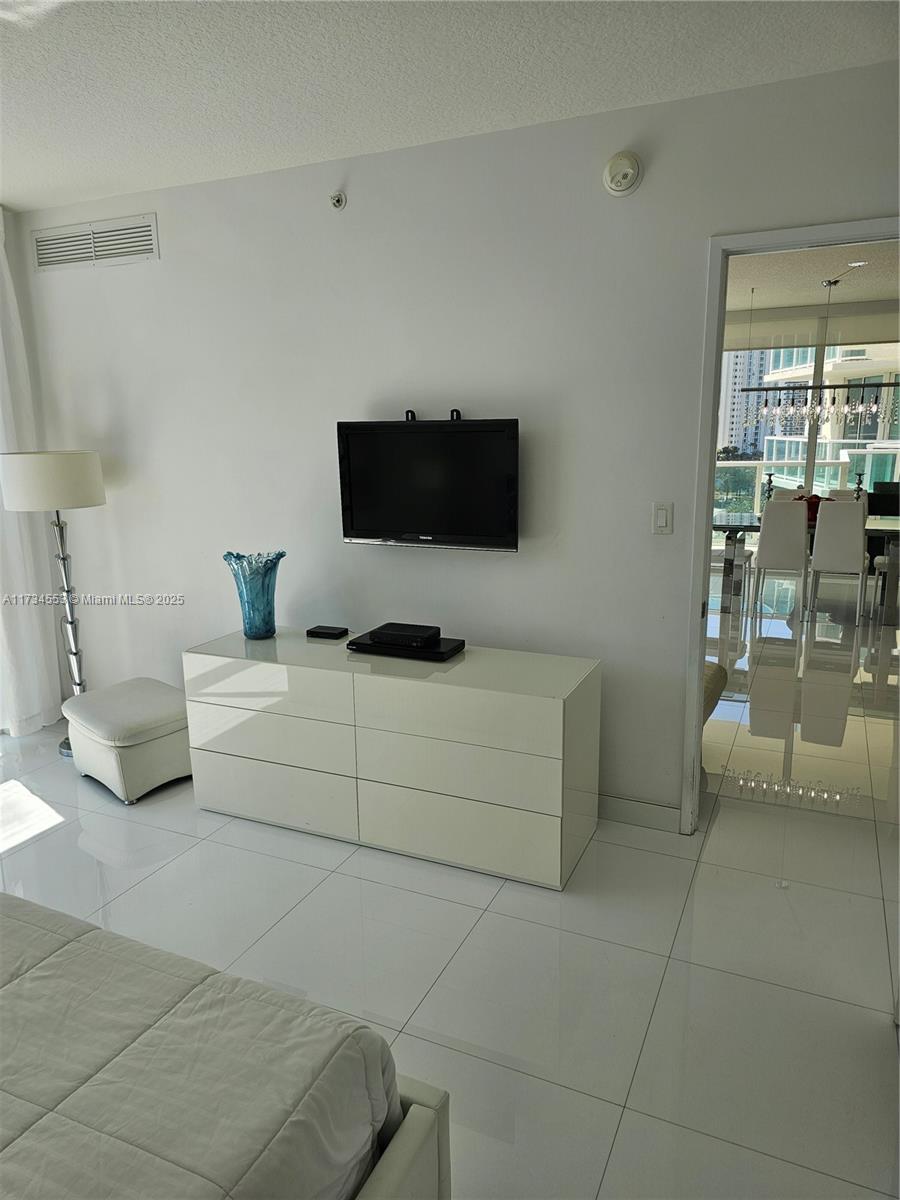 ST TROPEZ ON THE BAY 1 CO - Residential