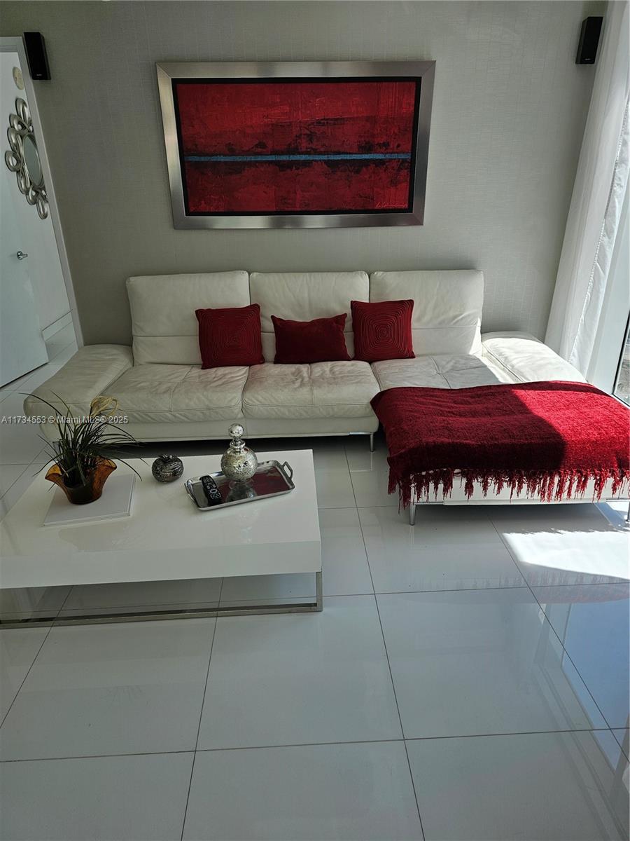 ST TROPEZ ON THE BAY 1 CO - Residential