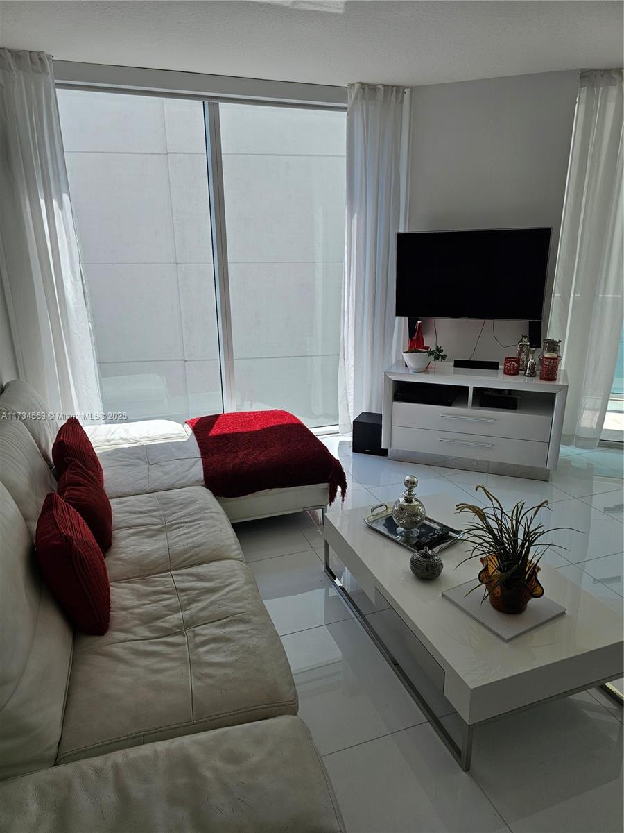 ST TROPEZ ON THE BAY 1 CO - Residential