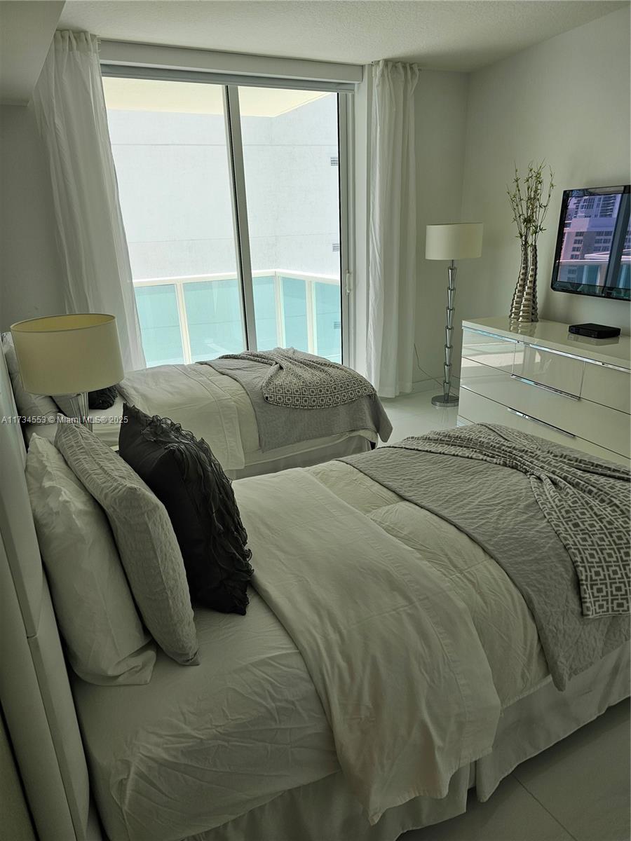 ST TROPEZ ON THE BAY 1 CO - Residential