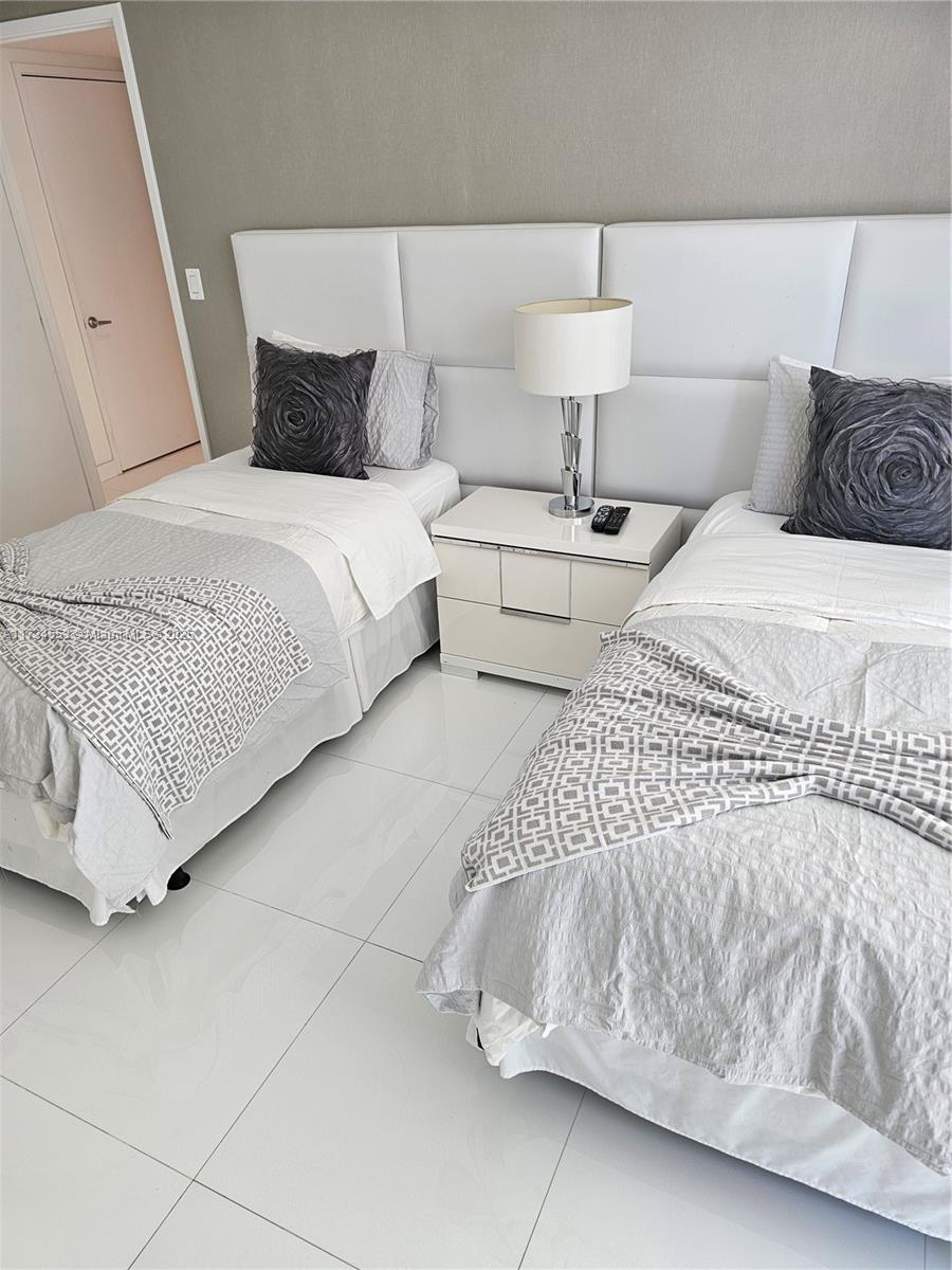ST TROPEZ ON THE BAY 1 CO - Residential