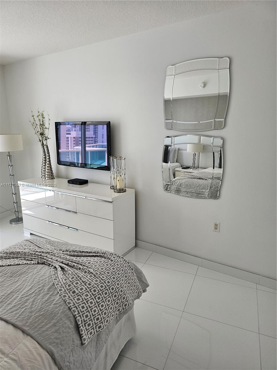 ST TROPEZ ON THE BAY 1 CO - Residential