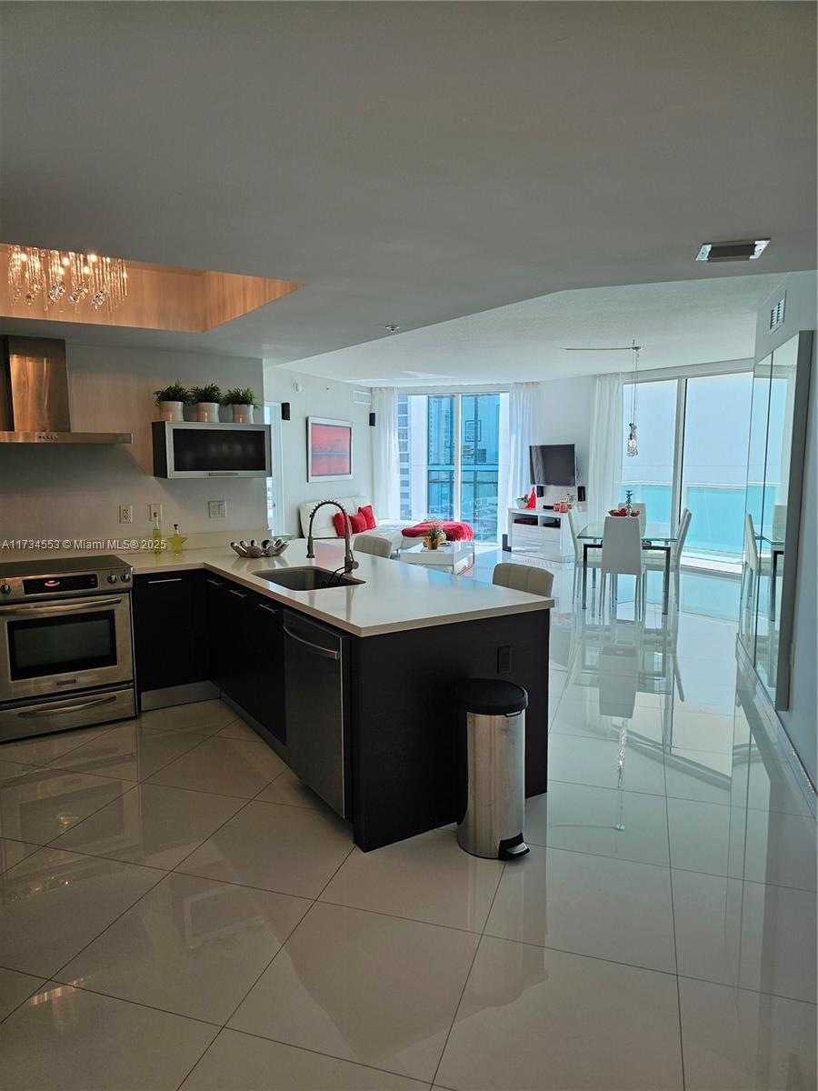 ST TROPEZ ON THE BAY 1 CO - Residential