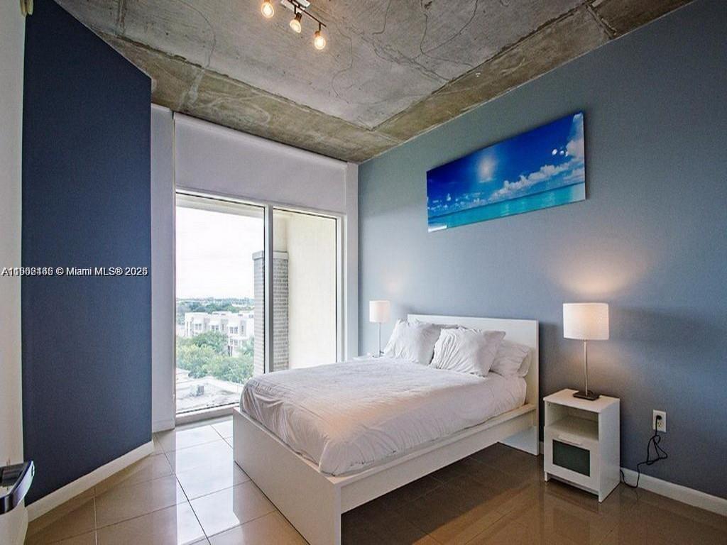 MIDBLOCK MIAMI CONDO - Residential Lease