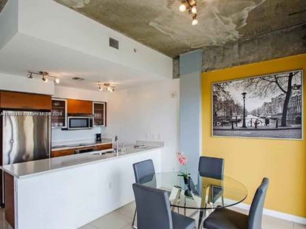 MIDBLOCK MIAMI CONDO - Residential Lease