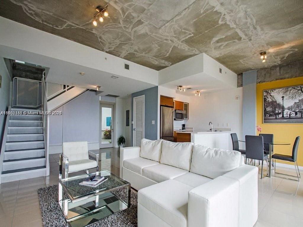 MIDBLOCK MIAMI CONDO - Residential Lease