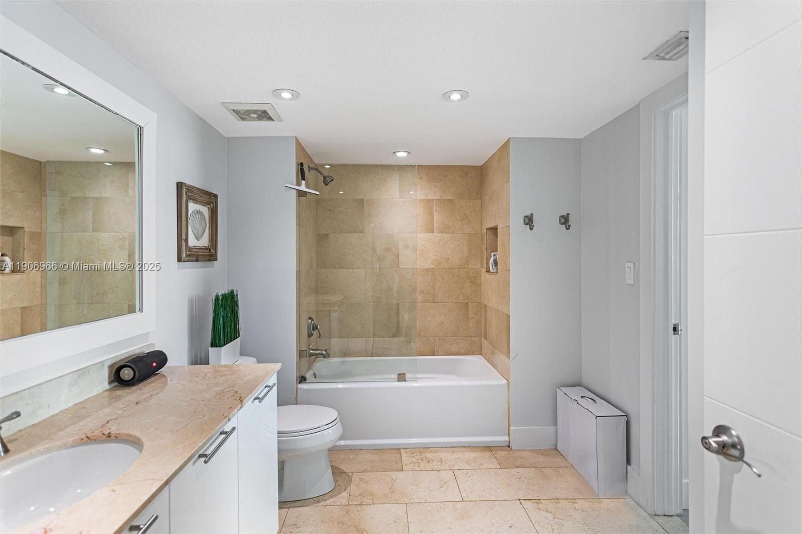 1800 CLUB CONDO - Residential Lease