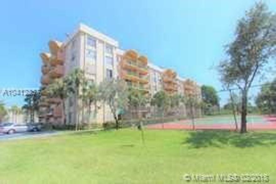 2 bedrooms, 2 bathrooms, centrally located, closed to FIU, Shopping Center, Airport and express ways, needs a little TLC.