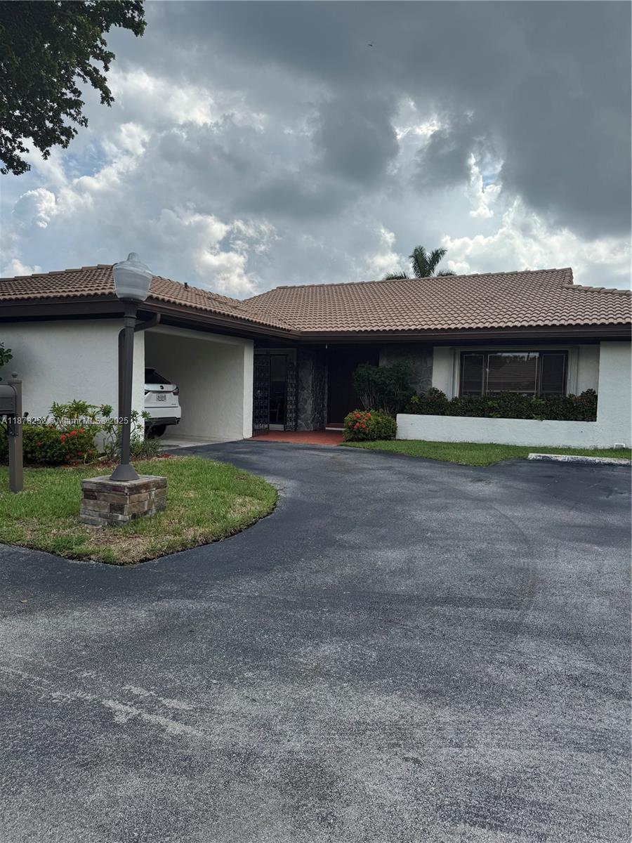 BEAUTIFULLY MAINTAINED 2300 SQFT UNATTACHED VILLA. 2 LARGE BEDROOMS PUS DEN COULD BE THIRD BEDROOM. MEXICAN TILE THROUGHOUT ALONG WITH PLANTATION SHUTTERS ON ALL WINDOWS. THE SPACIOUS GREAT ROOM AND LARGE DINING ROOM GREAT FOR ENTERTAINING. KITCHEN HAS UPDATED APPLIANCES AND MODERN LED LIGHTING PLUS SPACIOUS BREAKFAST AREA. MASTER SUITE WITH GREAT CLOSET SPACE AND BATH WITH DOUBLE VANITY AND GLASS BLOCK SHOWER. LARGE PATIO WITH PLENTY OF ROOM FOR BBQ AND LOUNGE CHAIRS. GATED COMMUNITY,
EASY WALK TO SHOPPING AND HOUSES OF WORSHIP.