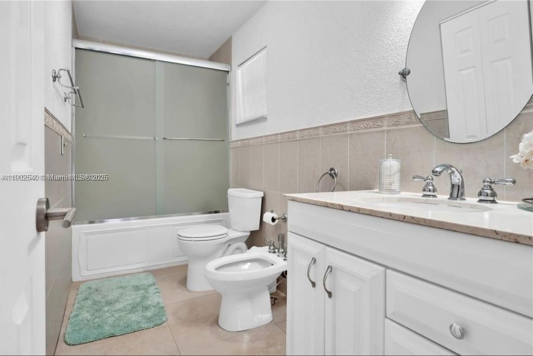 TWIN CHALETS AT INTL GARD - Residential