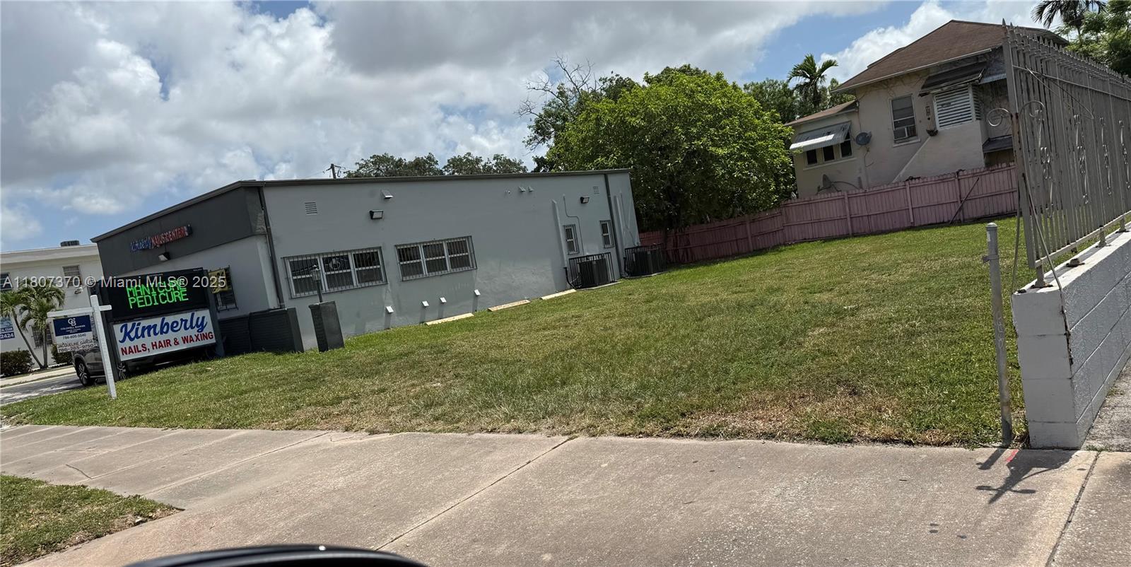 GRAPELAND PARK - Commercial Sale